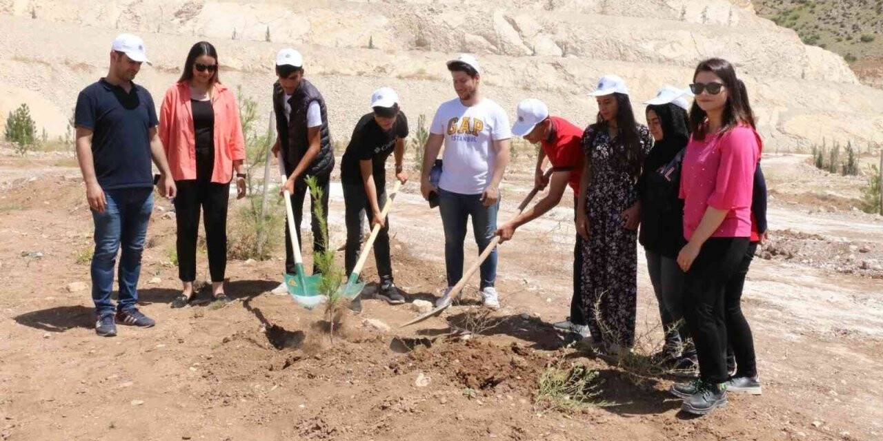 Öğrenciler tarihin gölgesinde fidan dikti