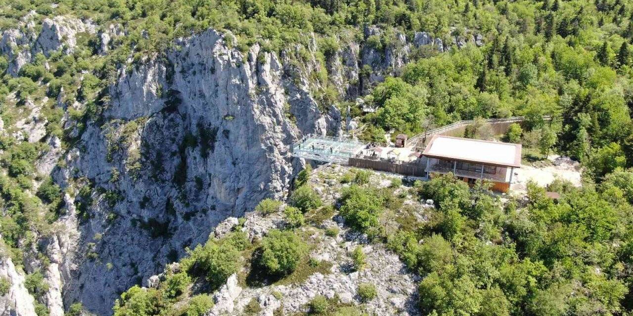 Kanyon üzerindeki cam terası ile tanınan 3 bin nüfuslu ilçeyi 300 bin kişi ziyaret edecek