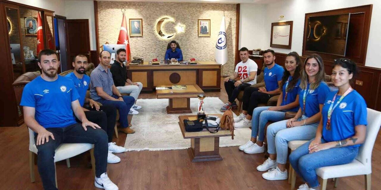 ADÜ Kadın ve Erkek Plaj Voleybolu Takımları Rektör Aldemir ile görüştü