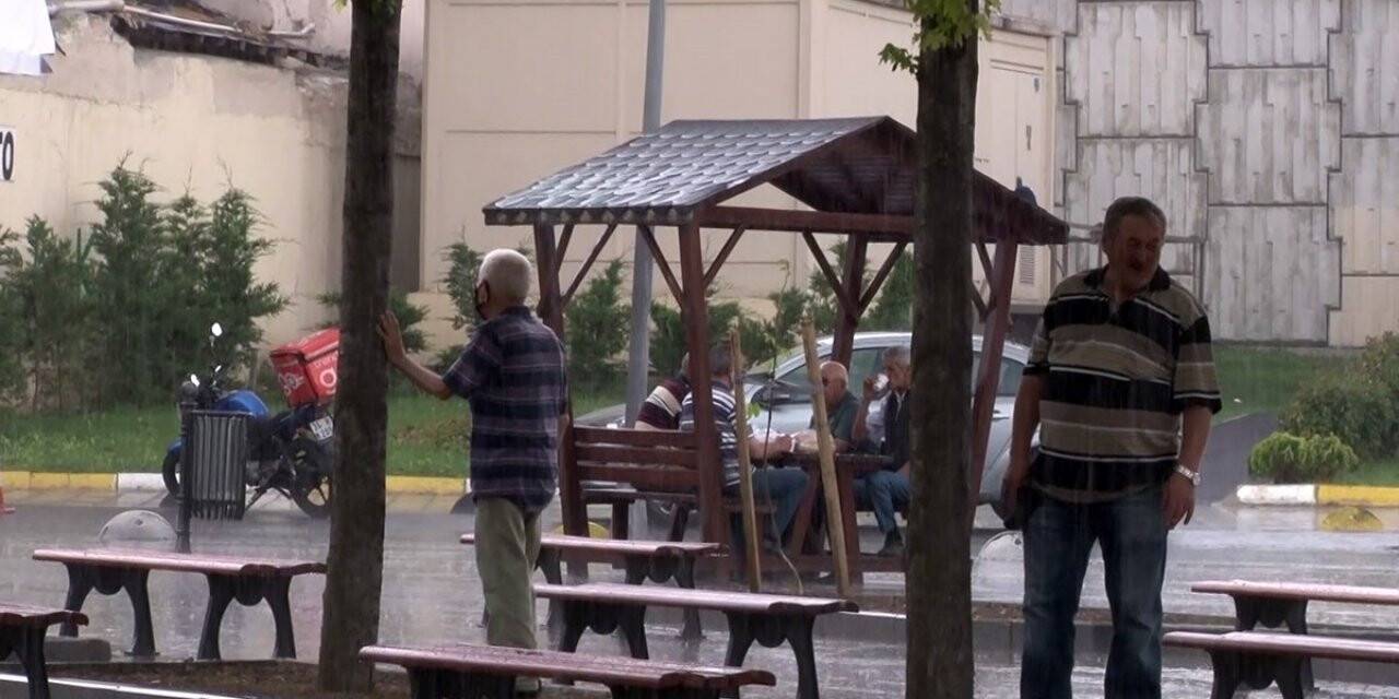 Küçükçekmece’de aniden bastıran yağmur vatandaşlara zor anlar yaşattı