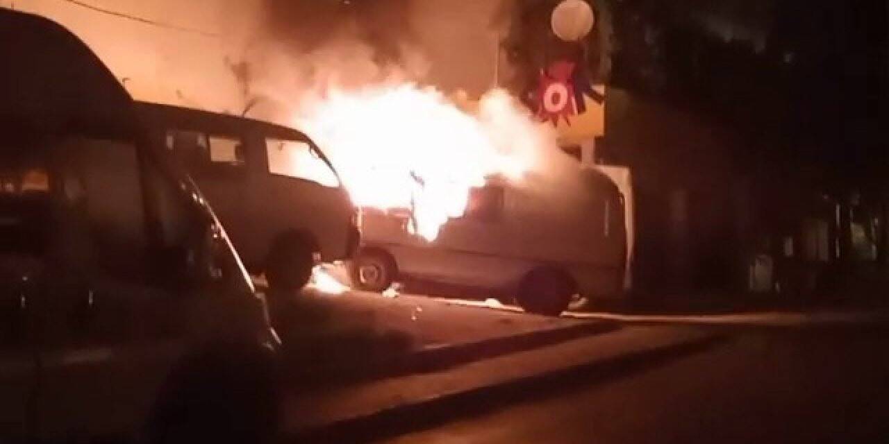 Park halindeki minibüs alev topuna döndü