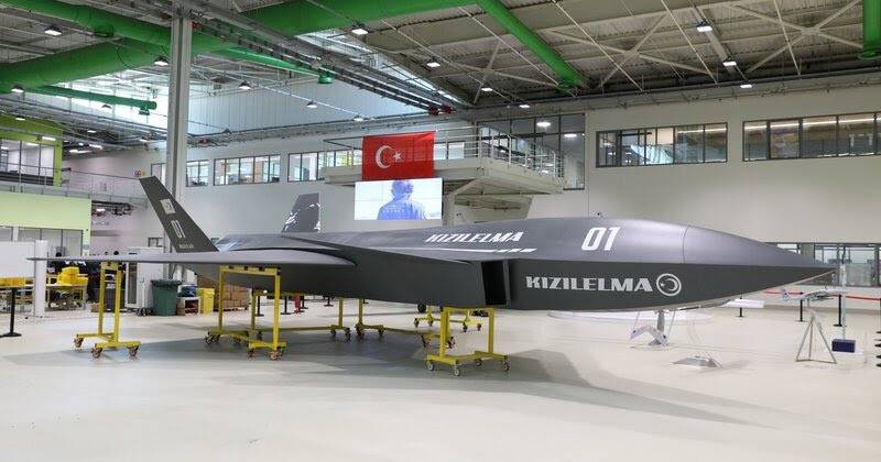 Selçuk Bayraktar, "Bayraktar Kızılelma"nın boyalı ilk görüntüsünü paylaştı