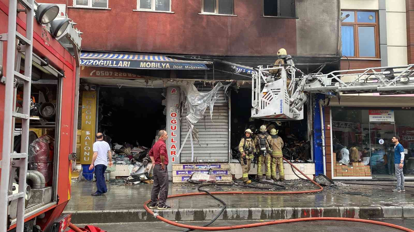 İstanbul'da yanan dükkan küle döndü