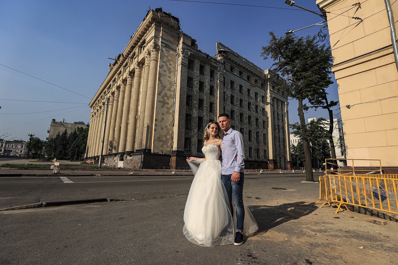 Harkiv'de gençler bombaların altında evleniyor