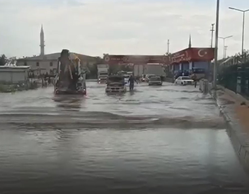 Ankara’da Sincan Cezaevi önü göle döndü