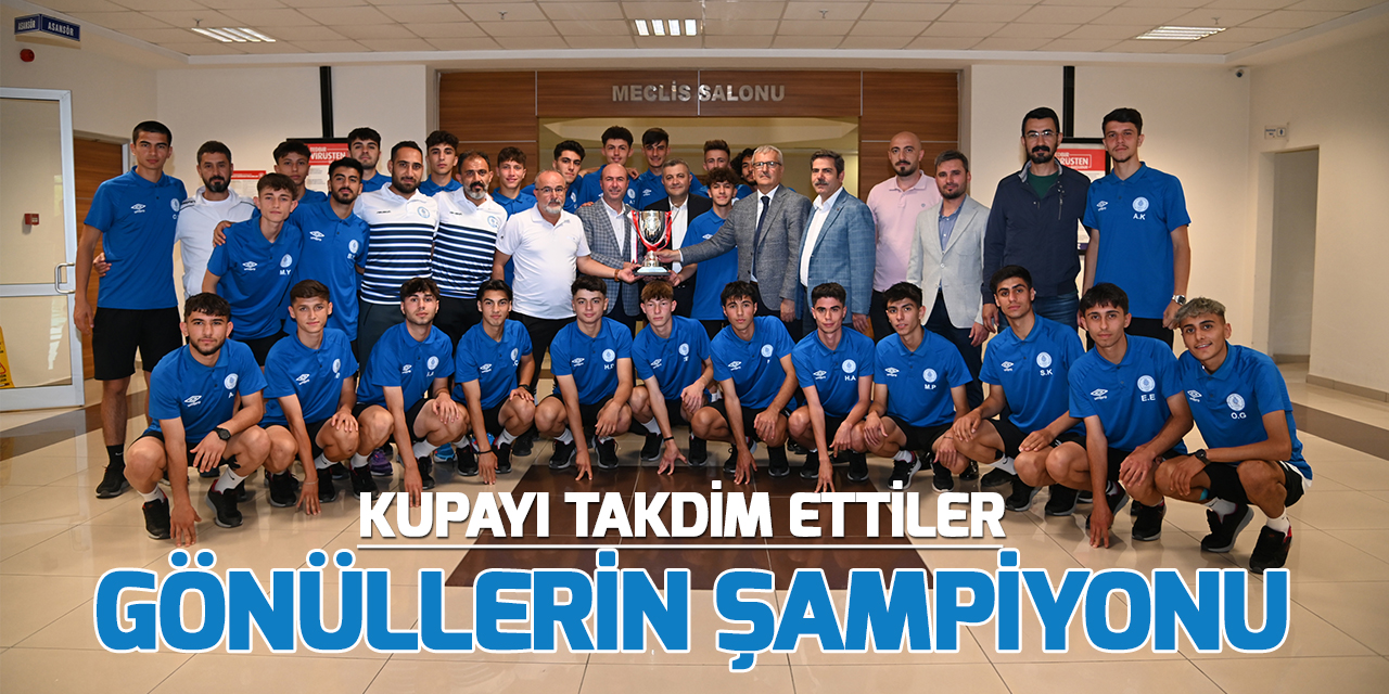 Türkiye üçüncüsü U18 futbol takımından Başkan Pekyatırmacı’ya ziyaret