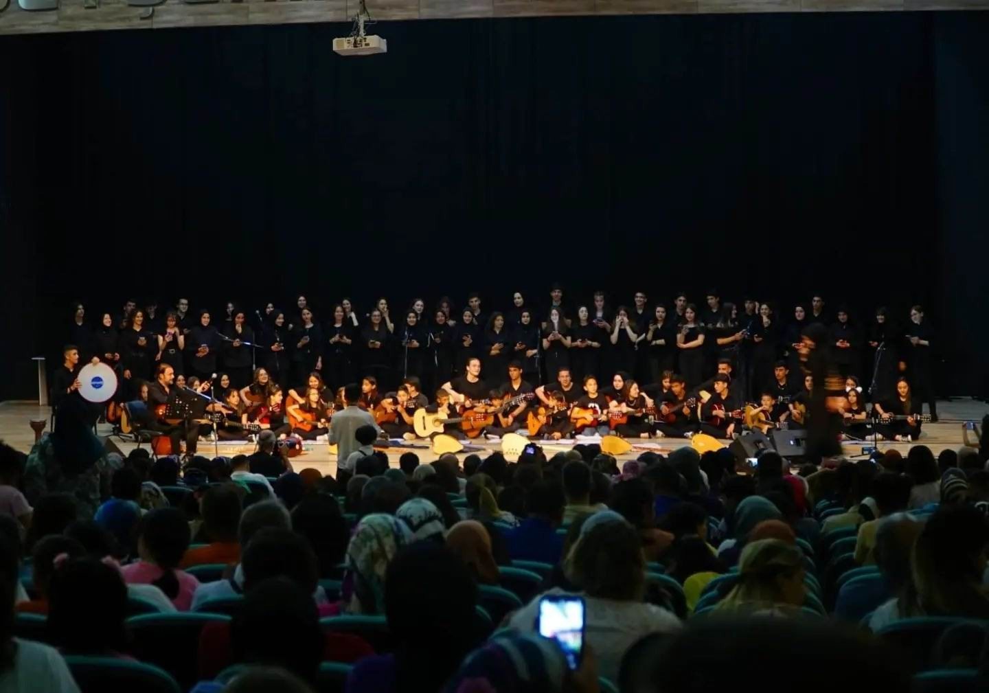 Beyşehir’de 115 kişilik öğrenci korosuyla  yaza merhaba konseri