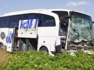 Niğde'de Otobüs Traktöre Çarptı: 12 Yaralı