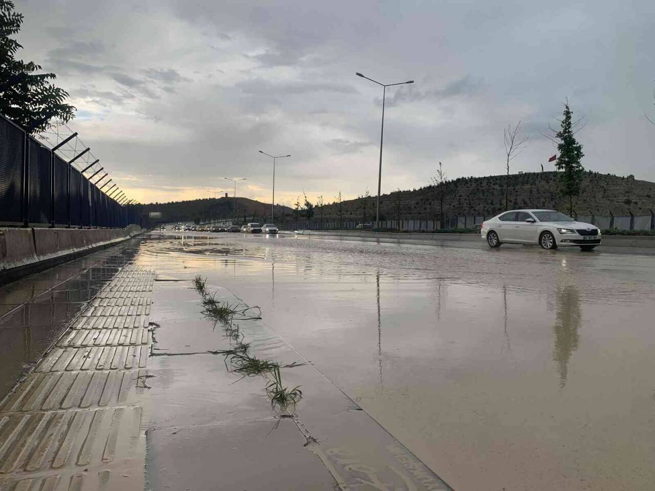 Başkentte sağanak yağış sonrası dükkanlar sular altında kaldı