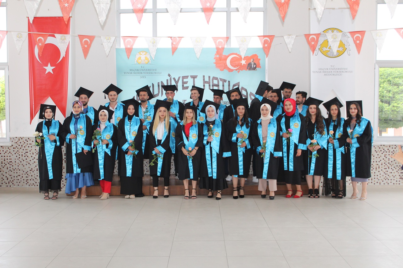 Yunak'ta üniversite öğrencileri mezuniyet sevinci yaşadı