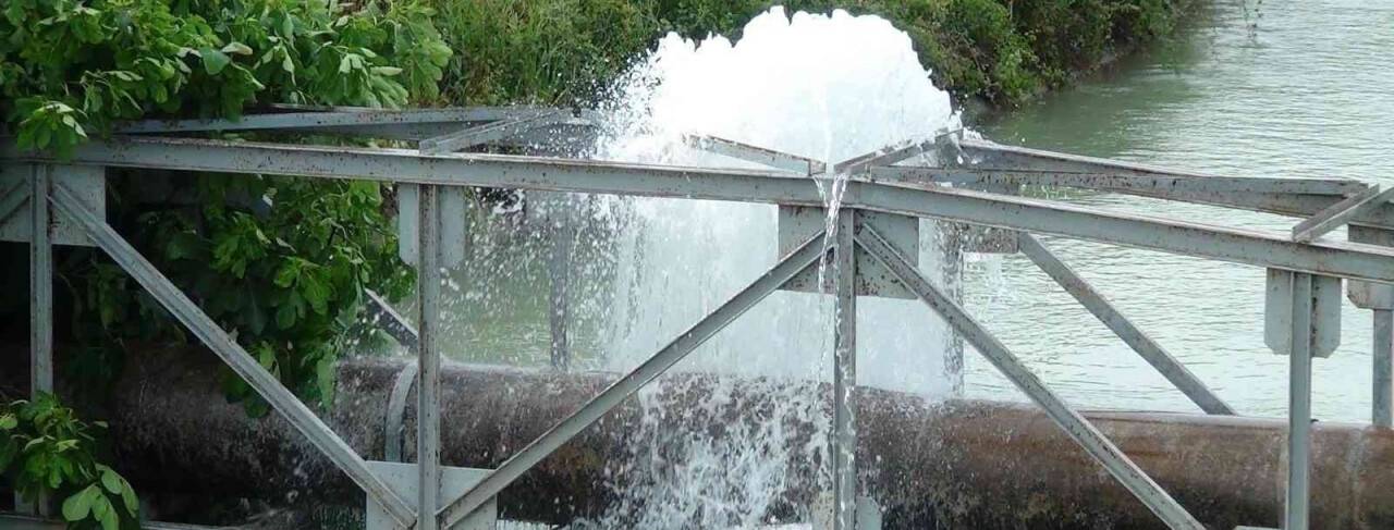 Antalya’da ana su  borusu patladı, su metrelerce yükseldi