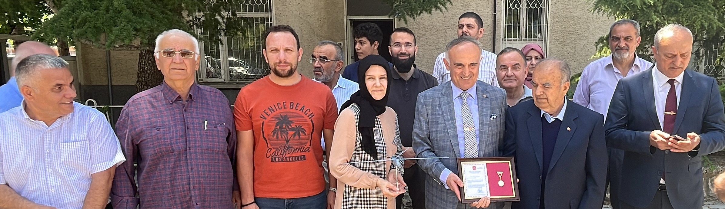 Konya'da, TSKGV'ye bağışta bulunan vatandaşa madalya verildi