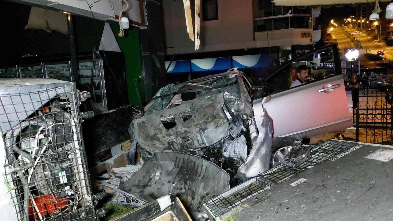 25 metre takla atan otomobil şarküteri dükkanına çarptı