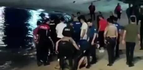 Gece vakti denize girdi, boğulmaktan son anda kurtarıldı