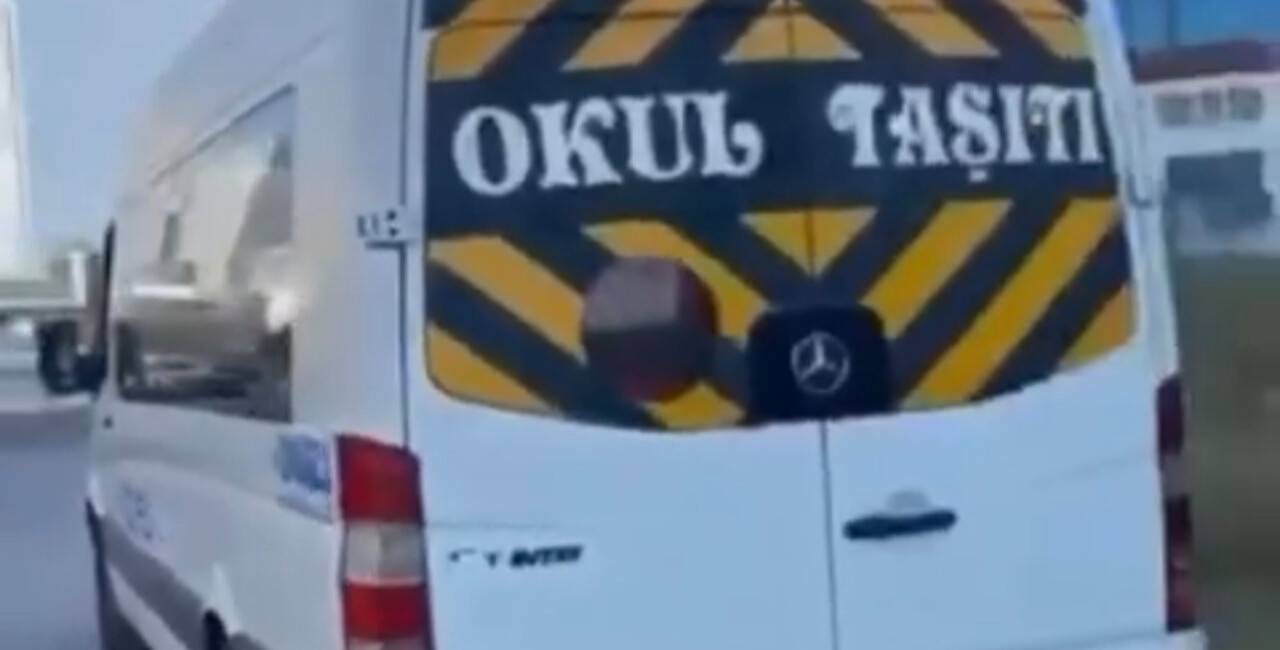 Kaldırımda ilerleyen personel servisinin önüne atlayıp tepki gösterdi