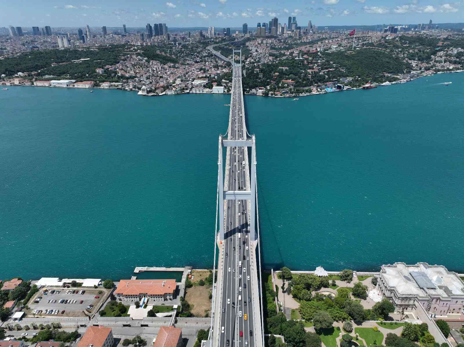 İstanbul Boğaz’ı turkuaza büründü: Eşsiz manzara havadan görüntülendi