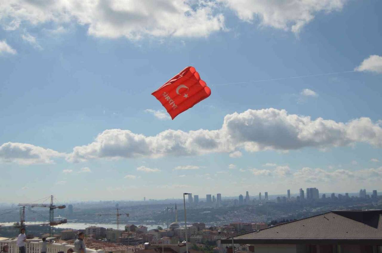Dev Türk bayrağı uçurtması Çamlıca Camii’nde havalandı