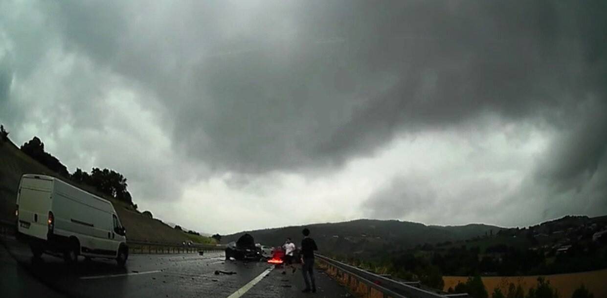 1 kişinin öldüğü 2 aracın yandığı kaza anı kameralarda