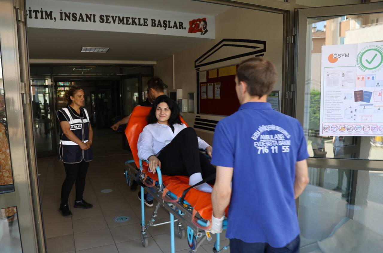 Trafik kazası geçiren genç sınava ambulansla geldi