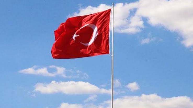 Atatürklü Türk bayrağının yere atılmasıyla ilgili 2 şüpheli gözaltına alındı
