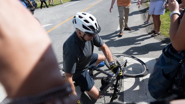 ABD Başkanı Biden, bisikletten düştü