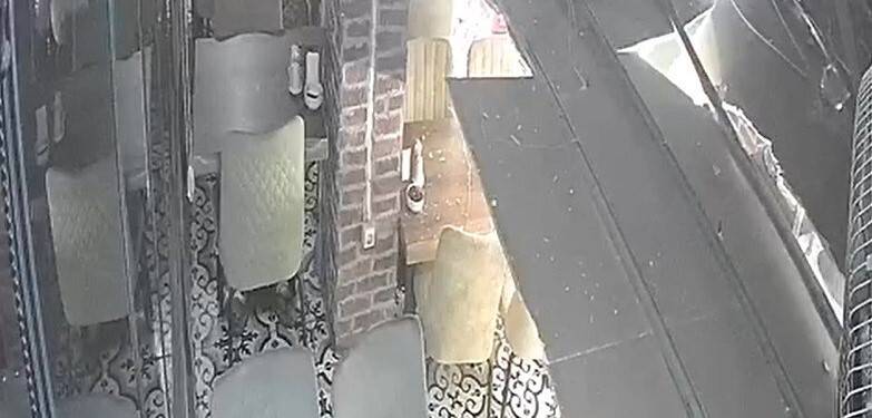 Kebapçının tavanı çöktü, çalışanlar canını zor kurtardı