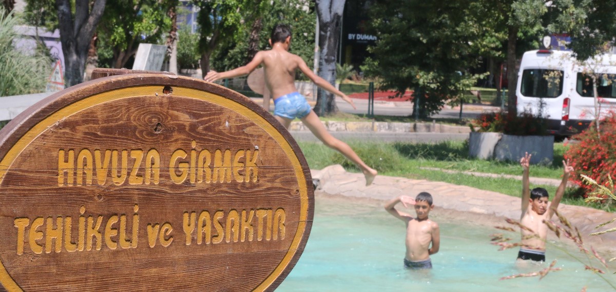 Antalya'da çocukların süs havuzunda tehlikeli serinliği