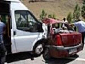 MİNİBÜSLE OTOMOBİL ÇARPIŞTI: 2 ÖLÜ, 1 YARALI