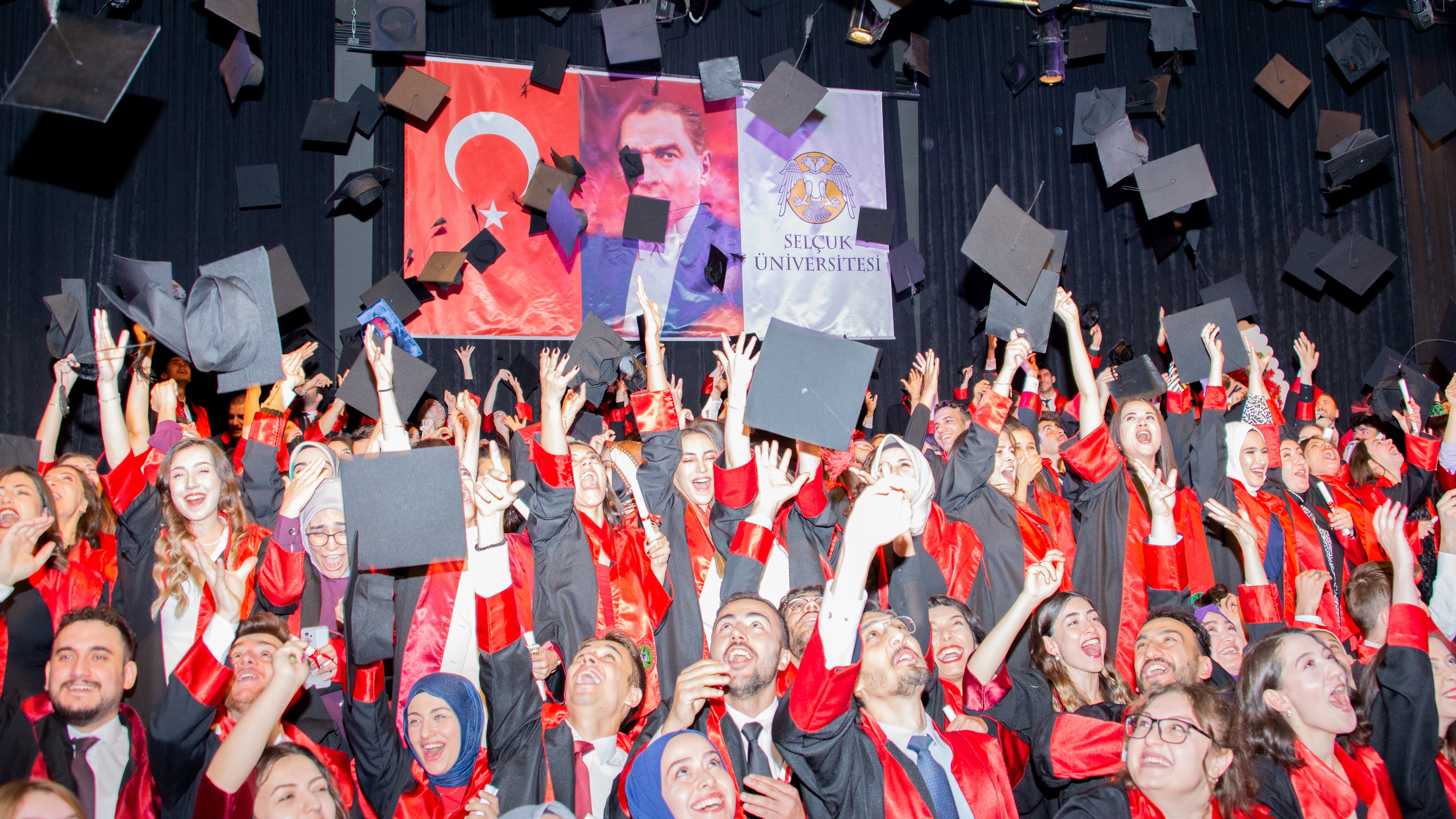 Selçuk Üniversitesinde genç hukukçular mezuniyet sevinci yaşadı