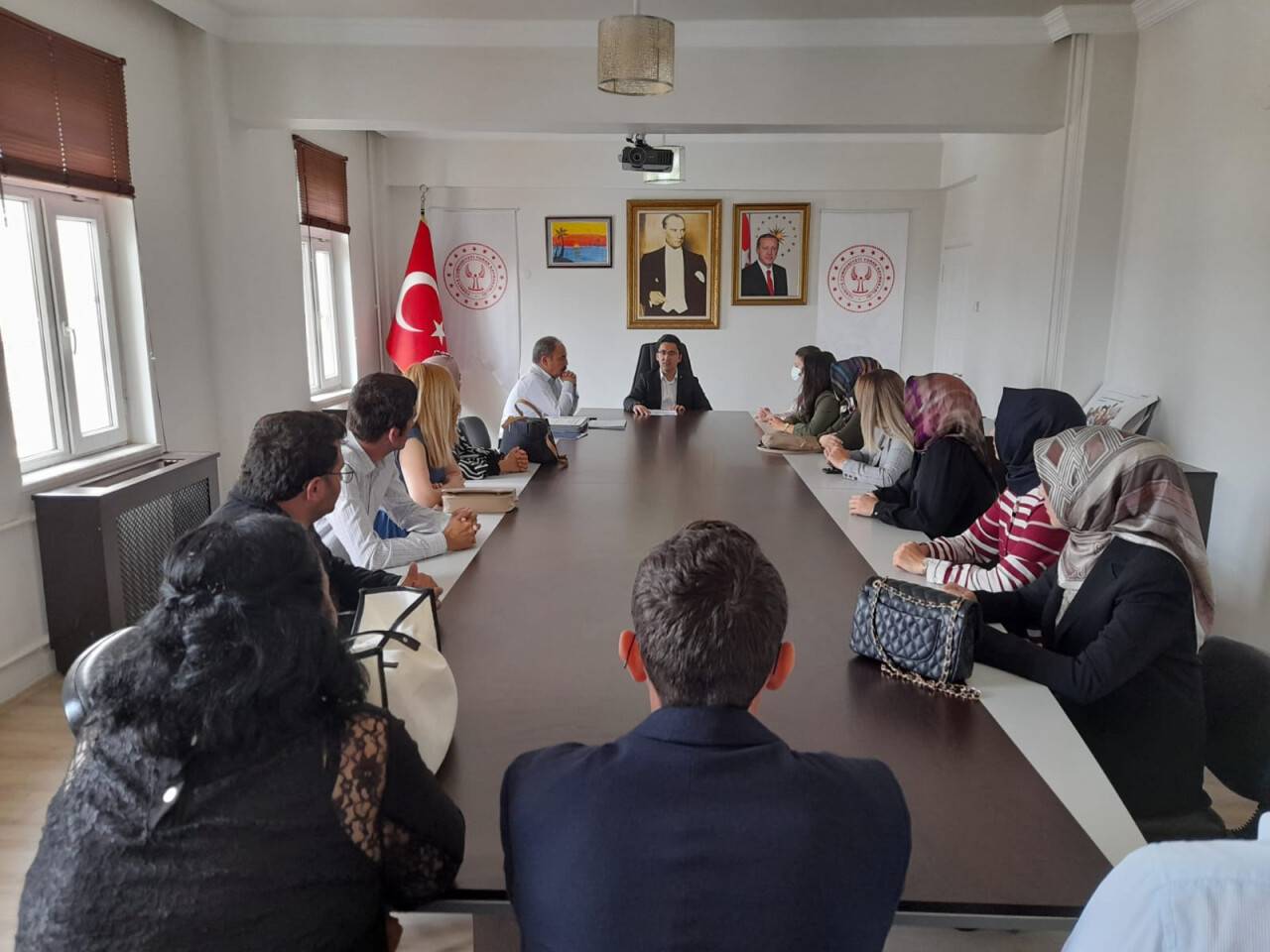 Kaymakam Karahan  e-twinning kalite etiketlerini verdi