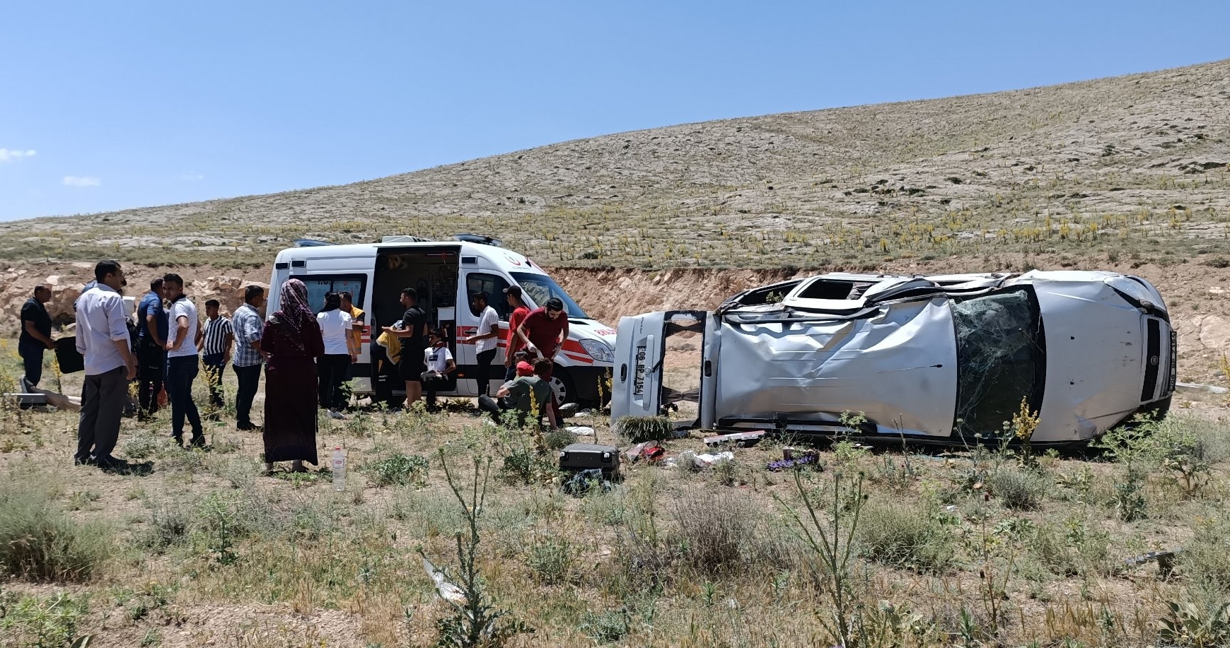 Konya'da hafif ticari aracın şarampole devrilmesi sonucu 4 kişi yaralandı