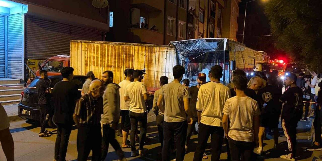 Eyüpsultan’da sokağa dalan İETT otobüsü 17 araca çarptı, ortalık savaş alanına döndü