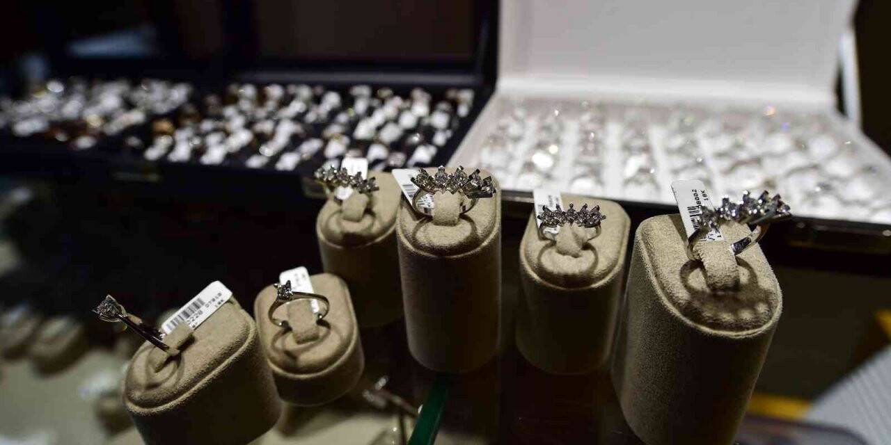 Evliliğe ilk adım tektaş pırlantaların fiyatı katlandı