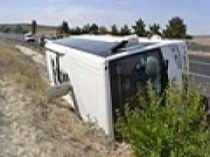 KAYSERİ-ANKARA KARAYOLUNDA MİNİBÜS DEVRİLDİ: 8 YARALI