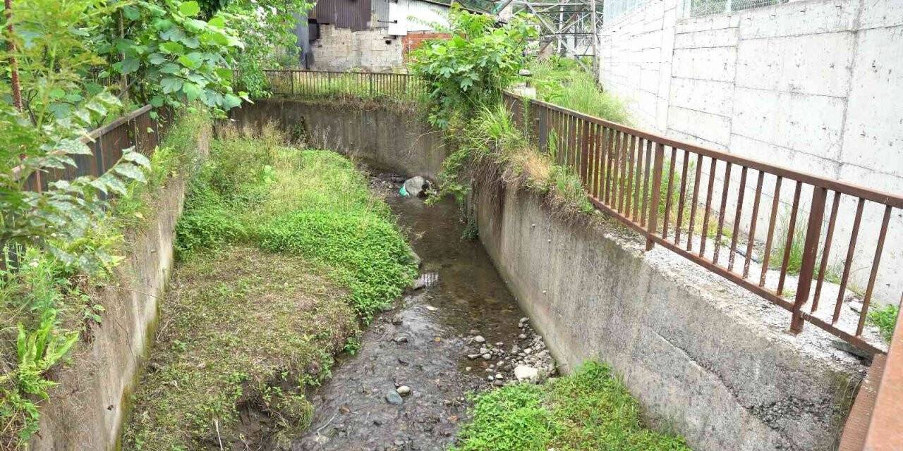 Dere ile trafo duvarı arasında mesafe bırakılmayınca mahalleli tepki gösterdi