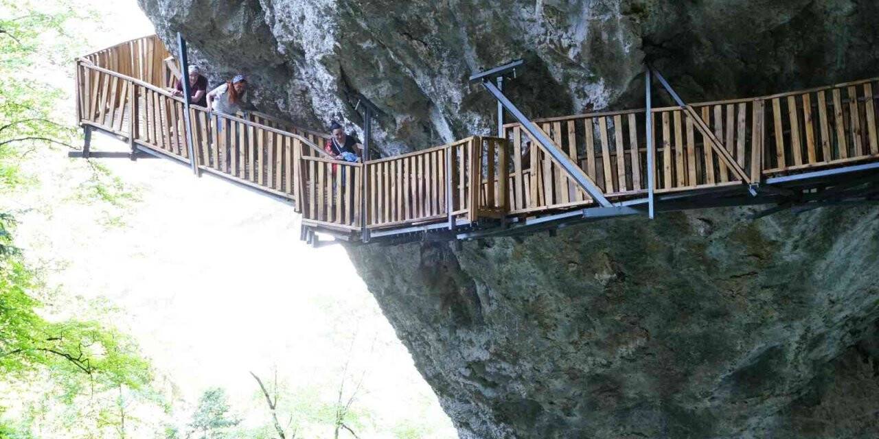 Kanyonları ile tanınan 2 bin 500 nüfuslu ilçe 200 bin kişiyi ağırladı