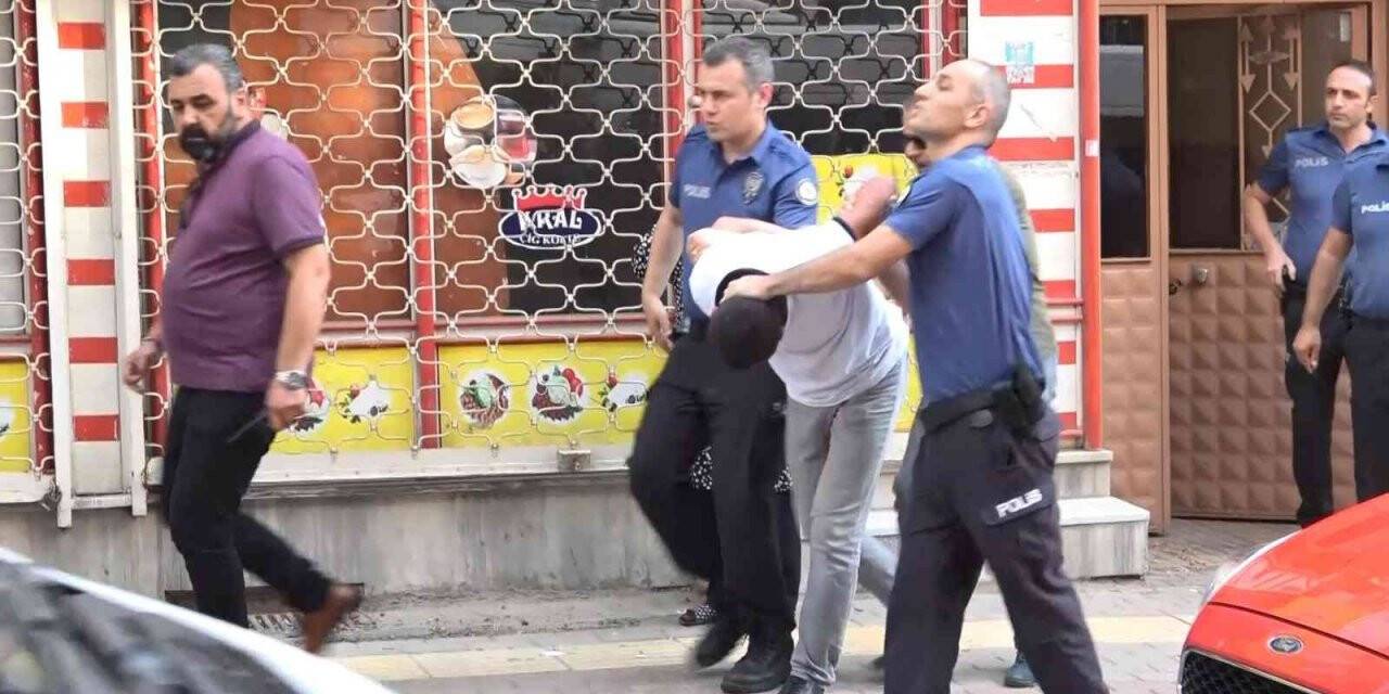 Üvey annesini darp edip kendini eve kilitleyen genci polis gözaltına aldı
