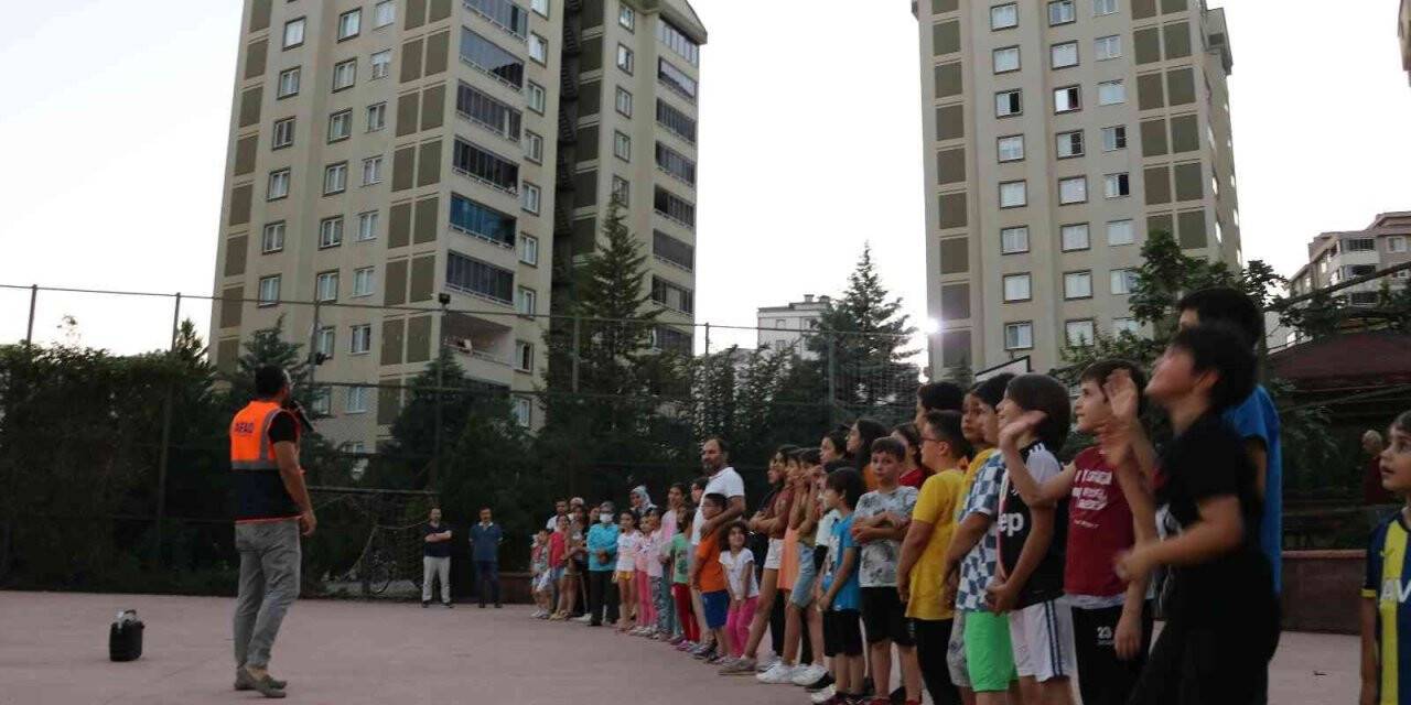 Kahramanmaraş’ta sitede deprem tatbikatı