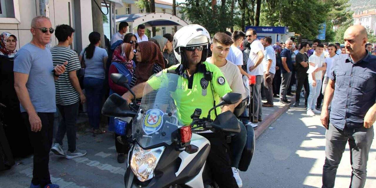 Amasya’da kimliğini unutan öğrencileri YKS’ye motosikletli polis yetiştirdi