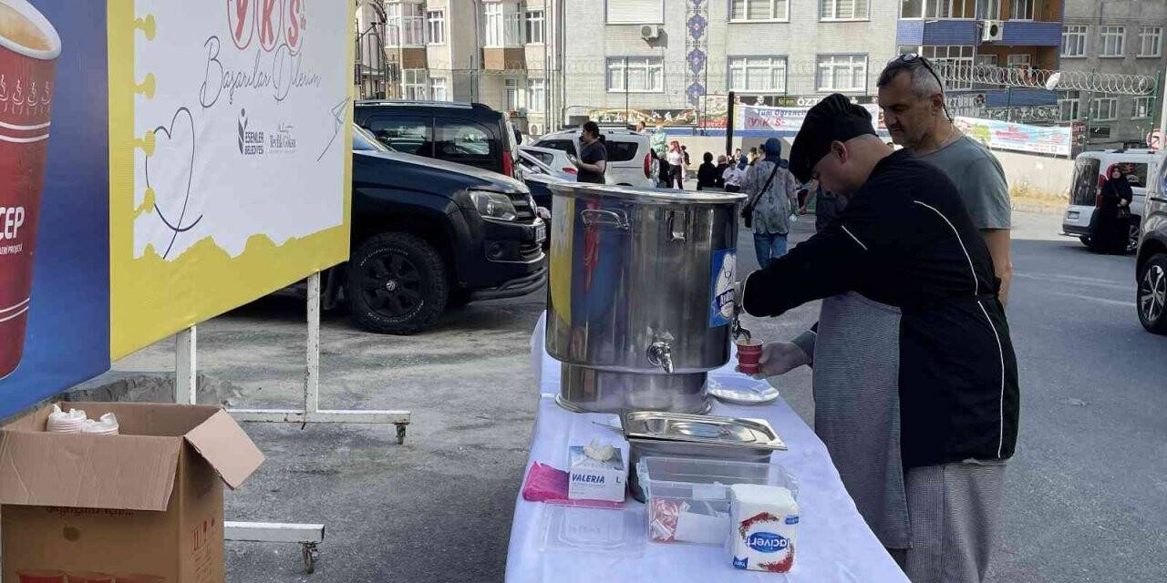 Esenler’de üniversite adayları ile yakınlarına çay ve çorba ikramı