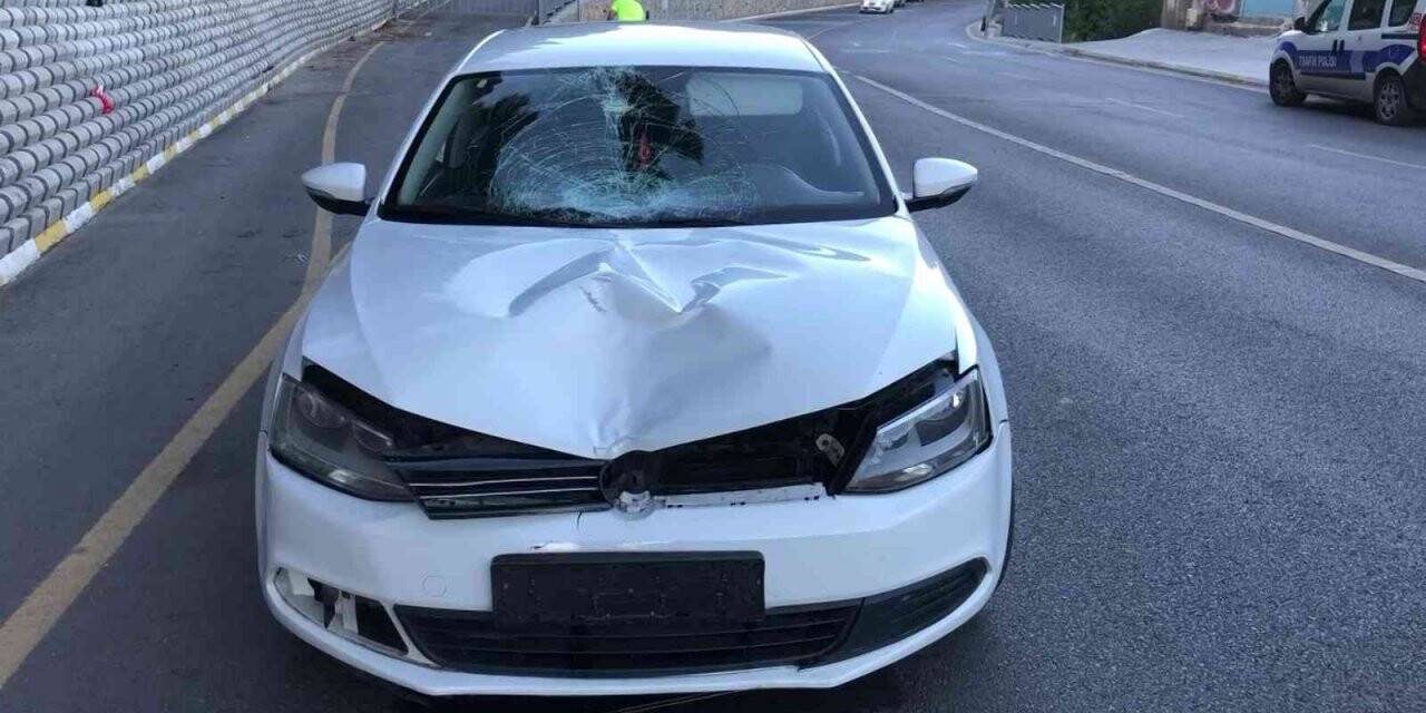 Kartal’da yolun karşısına geçmeye çalışan kadına araba çarptı