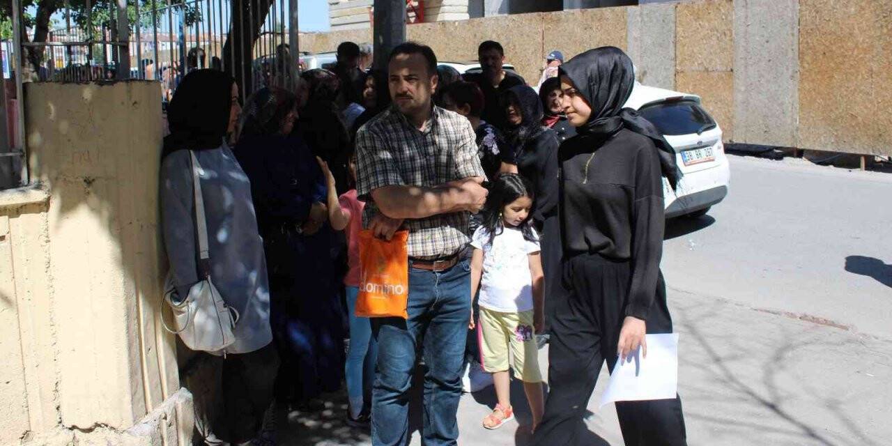 Öğrenciler içeride veliler dışarda ter döktü