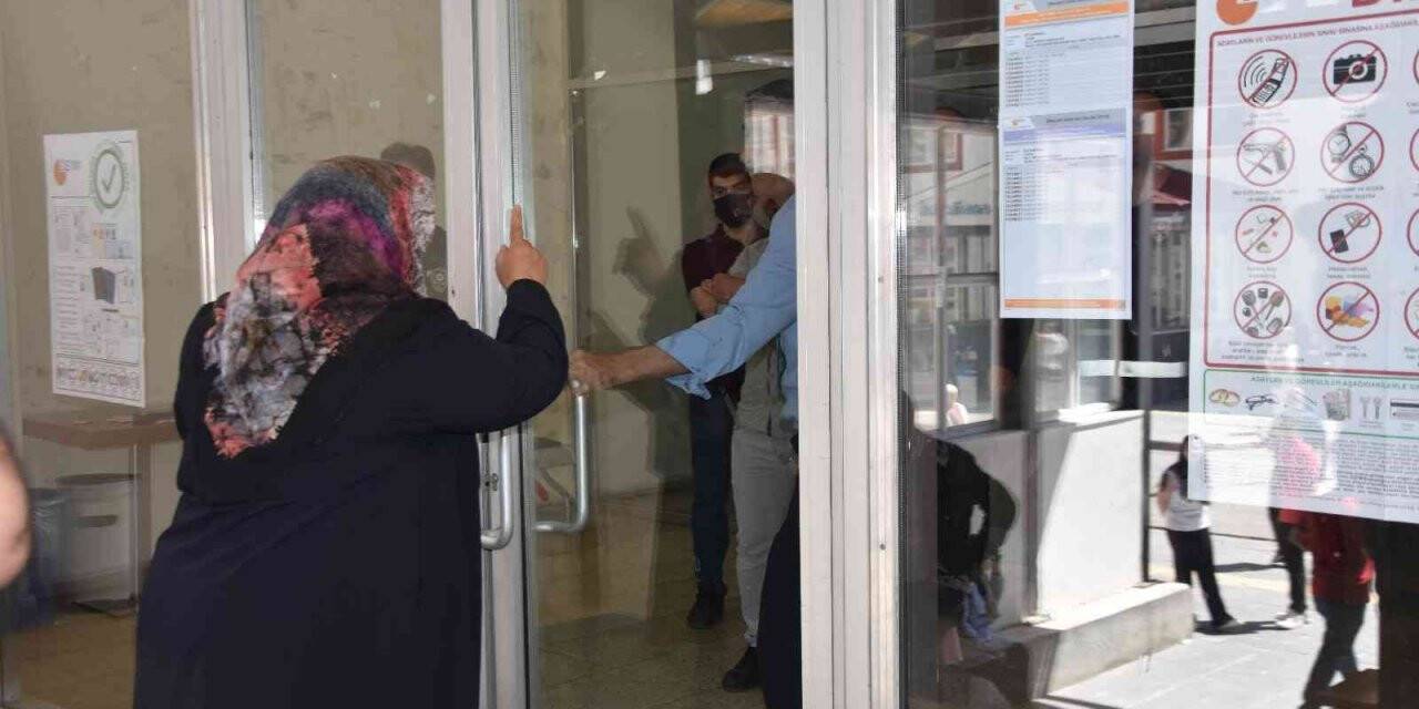 Kızı sınava geç kalan anne gözyaşı döktü