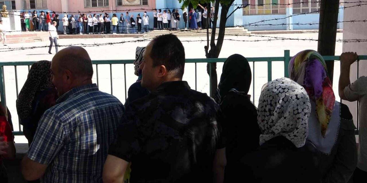 Öğrenciler içerde veliler dışarda ter döktü