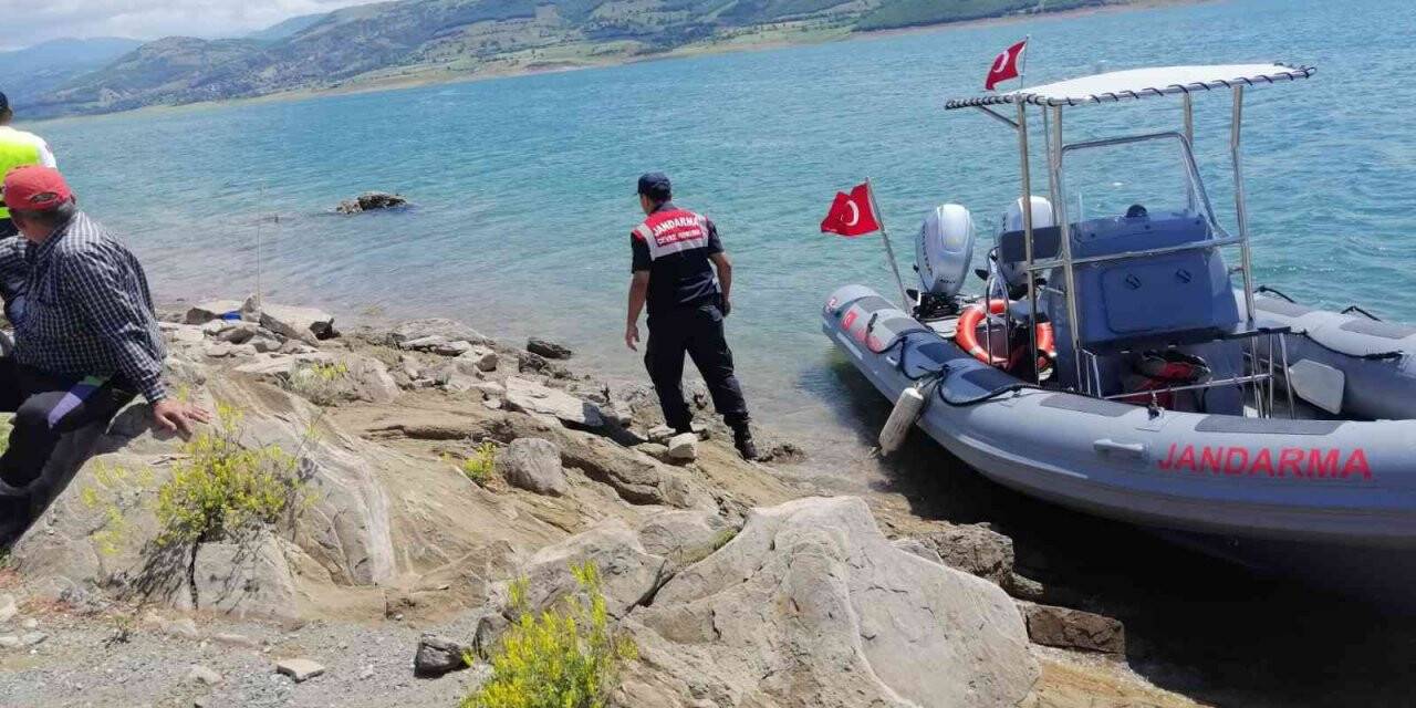 Botlu jandarma ekipleri kaçak balık avcılarına göz açtırmadı