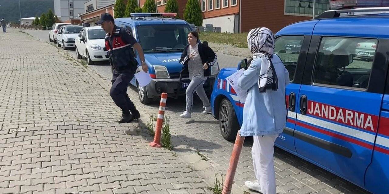 Kimliğini kaybeden öğrenciyi Jandarma sınava yetiştirdi