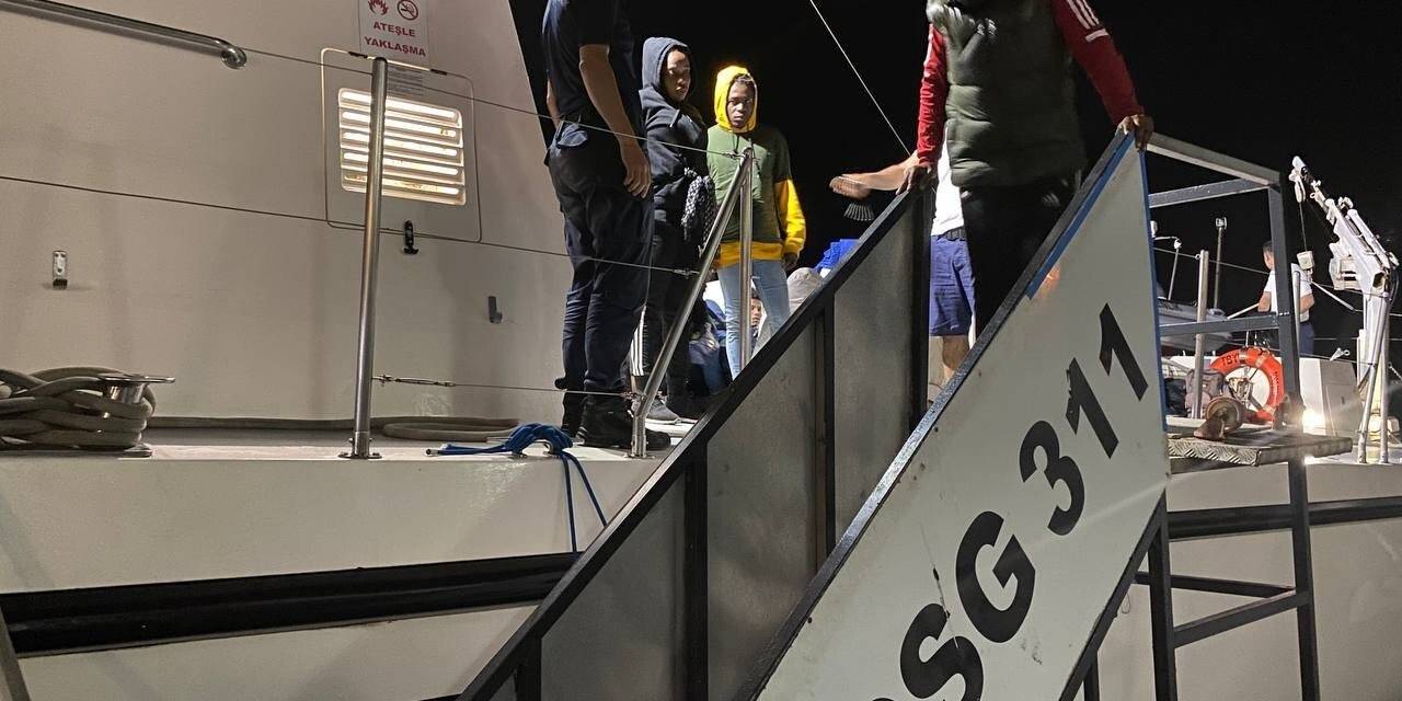 İzmir açıklarında 39 göçmen kurtarıldı, 32 göçmen yakalandı