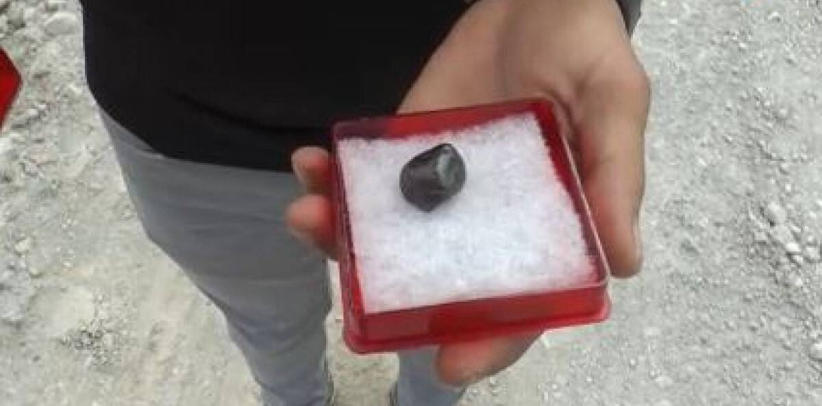 Tarlada yürürken 'göktaşı' buldu