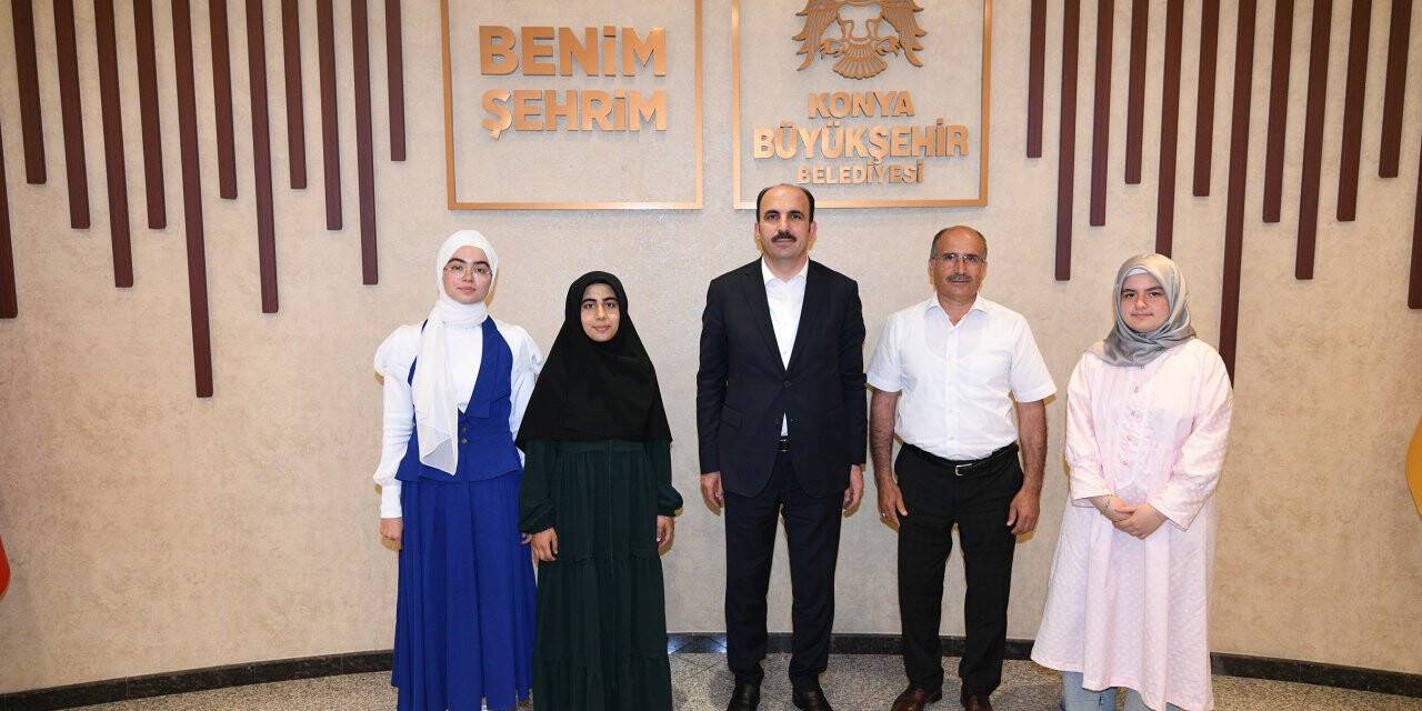 Şampiyon öğrenciler Başkan Altay’ı ziyaret etti