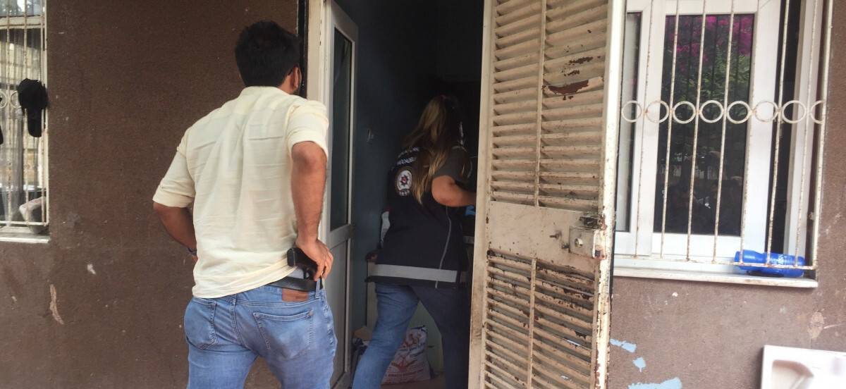 Operasyonda kapıyı açmayıp, polisi polise şikayet etmeye kalktı